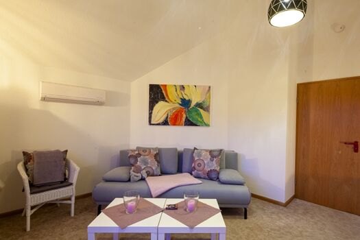 Wohnzimmer mit Schlafsofa