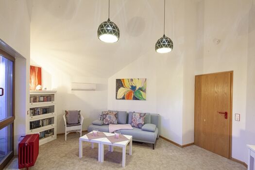 Wohnzimmer mit Schlafsofa