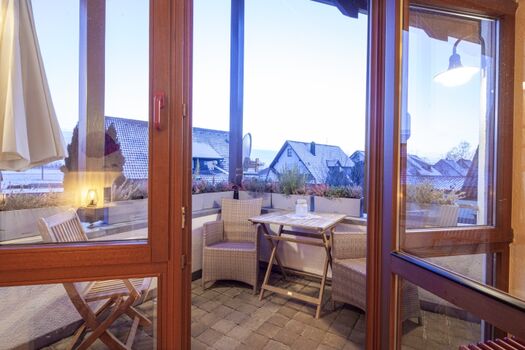 Kleiner Balkon vor dem Wohnzimmer.