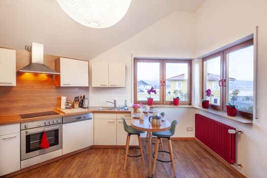 Küche, Frühstückstheke mit Blick auf den Schwarzwald.