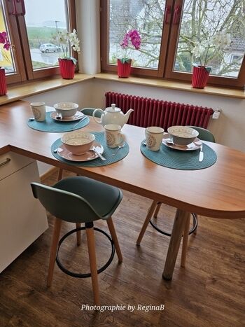 Frühstückstheke in der Küche mit Blick auf den Schwarzwald