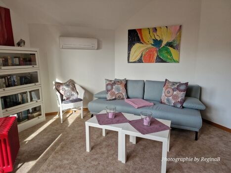 Wohnzimmer mit Schlafsofa.