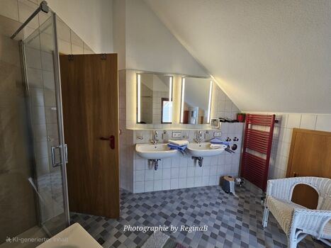 Badezimmer mit bodenebener Dusche/Wanne und WC