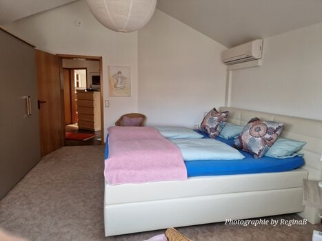 Schlafzimmer mit Boxspringbett.