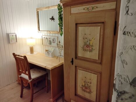 Schlafzimmer mit Schreibtisch