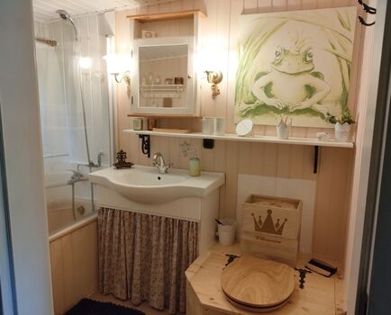 Bad mit Trocken-Trenntoilette