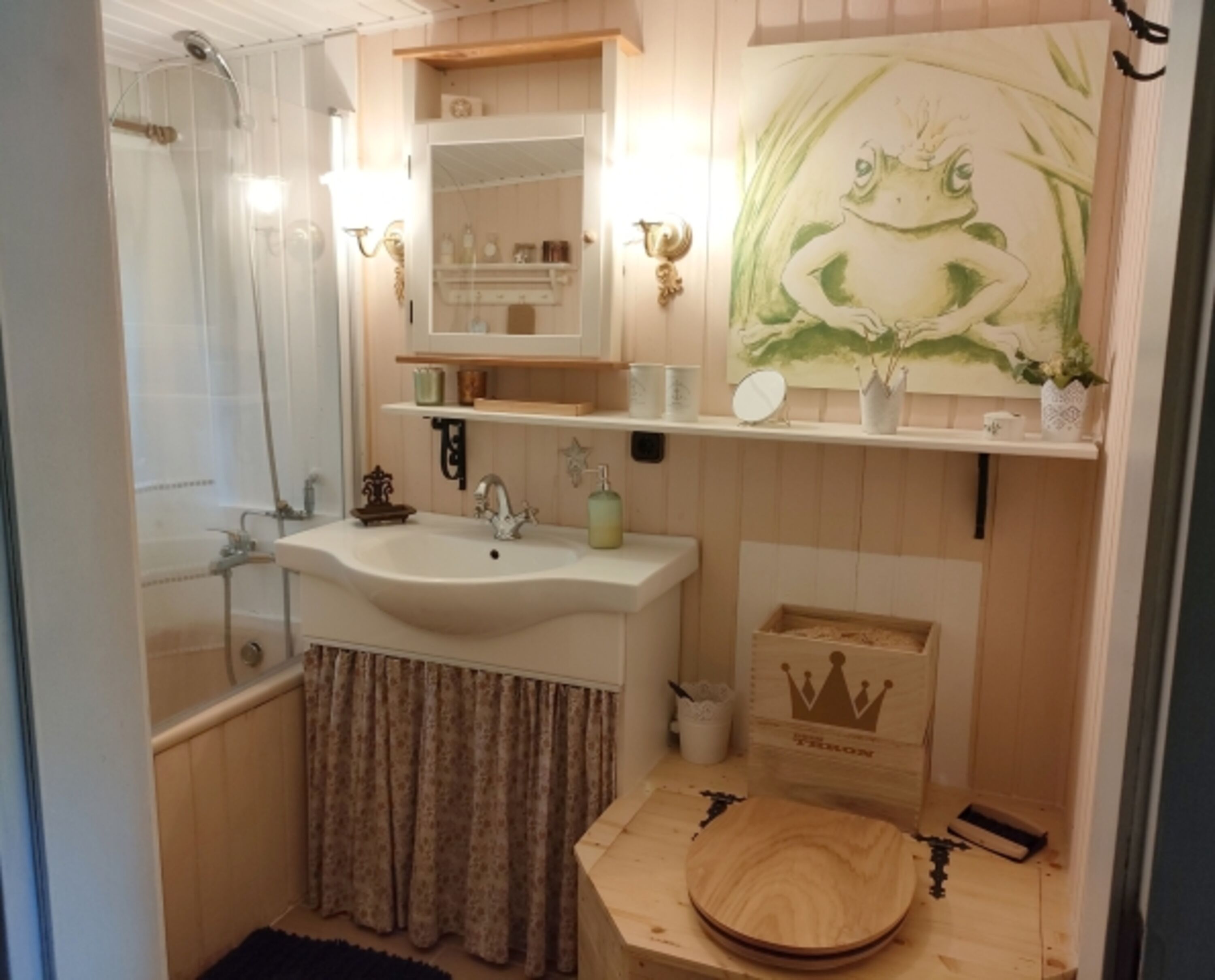 Bad mit Trocken-Trenntoilette