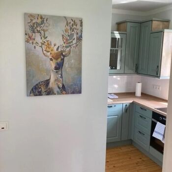 Voll ausgestattete kleine Küche