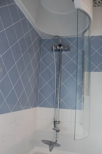 Moderne Duschtechnik mit Regendusche