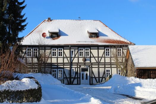 Von der Strassenseite im Winter