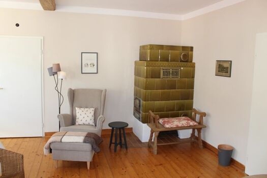 Gemütliche Sitzecke mit Kachelofen