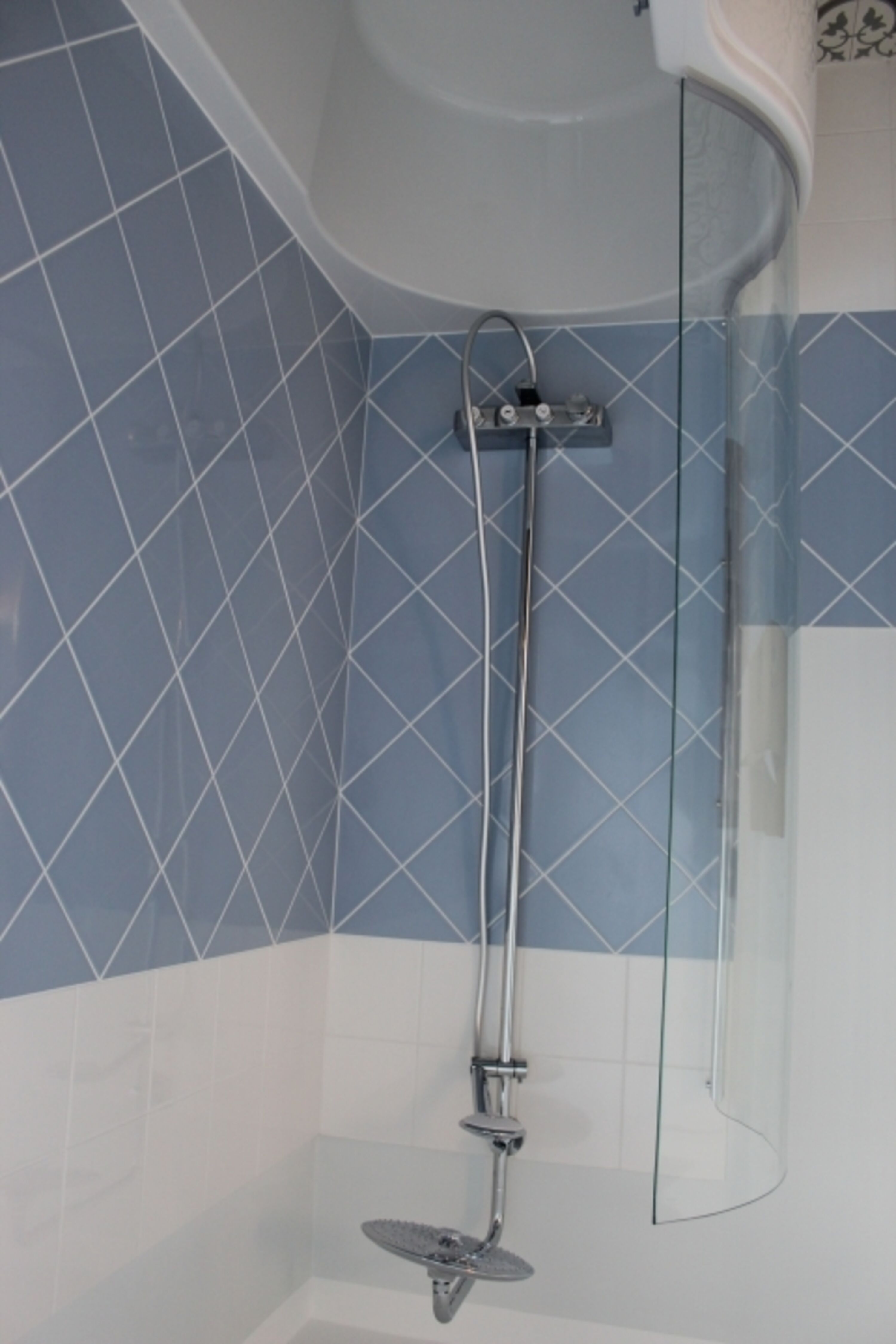 Moderne Duschtechnik mit Regendusche