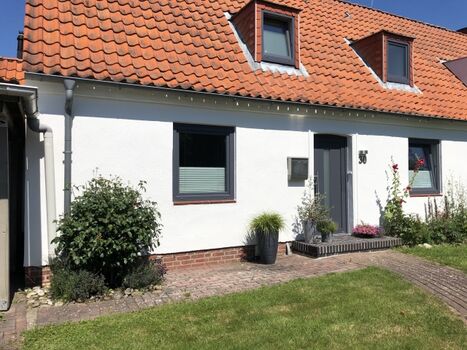 Schöne Doppelhaushäfte 1,80m eingezäunt mit Kamin