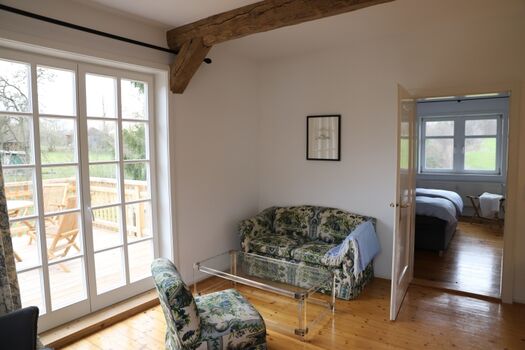 Wohnzimmer mit Blick ins Schlafzimmer