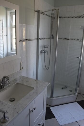 Modernes Bad mit Regendusche