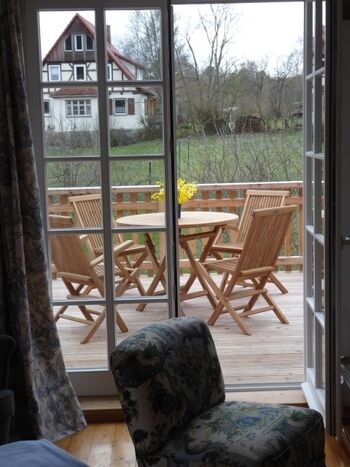 Blick vom Wohnzimmer auf die Terrasse