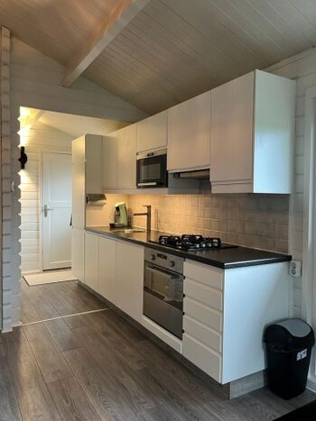 Küche mit Geschirrspüler 