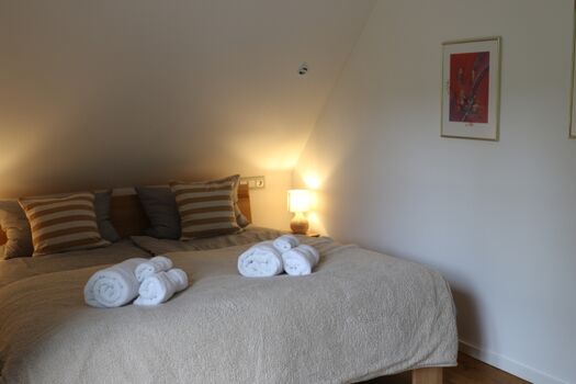 Schlafzimmer (Bett 180x200)