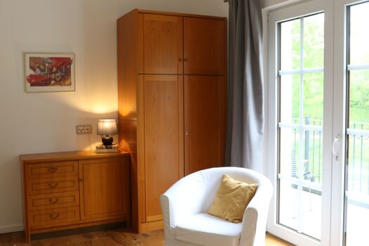 Kleiderschrank mit Komode