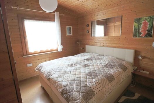 Schlafzimmer mit Doppelbett