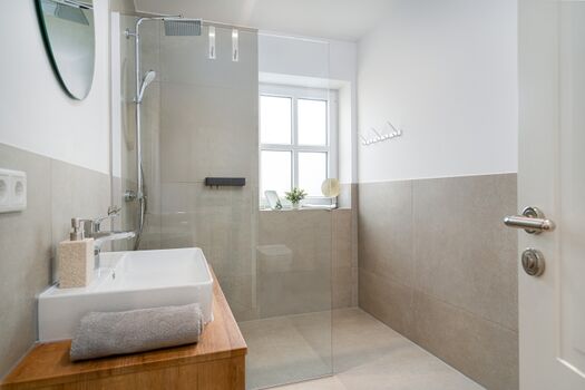 Tageslichtbad mit ebenerdiger Dusche