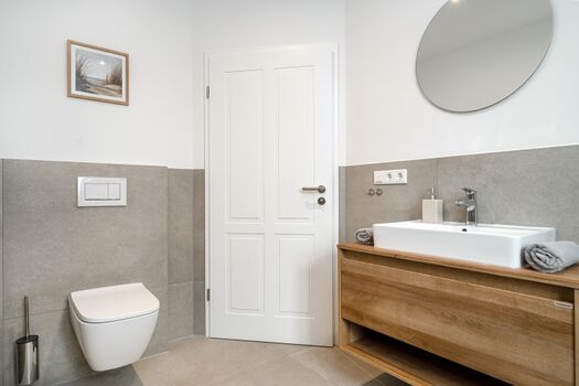 Tageslichtbad mit ebenerdiger Dusche