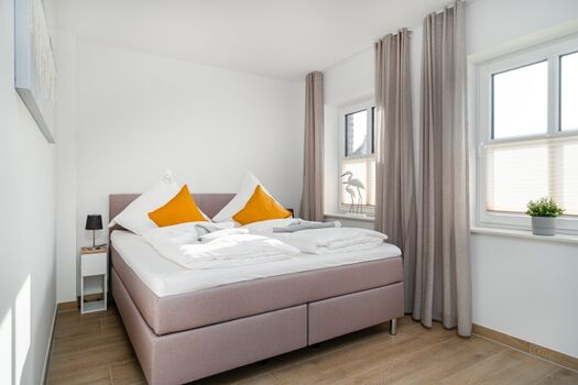 Schlafzimmer mit Boxspringbett