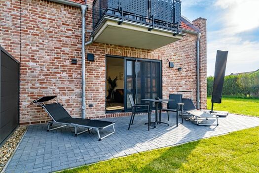 möbilierte Terrasse und eingezäunter Garten