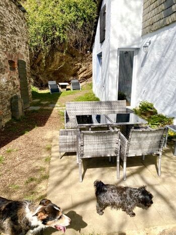 Sitzgelegenheit mit Grill und Liegestühlen