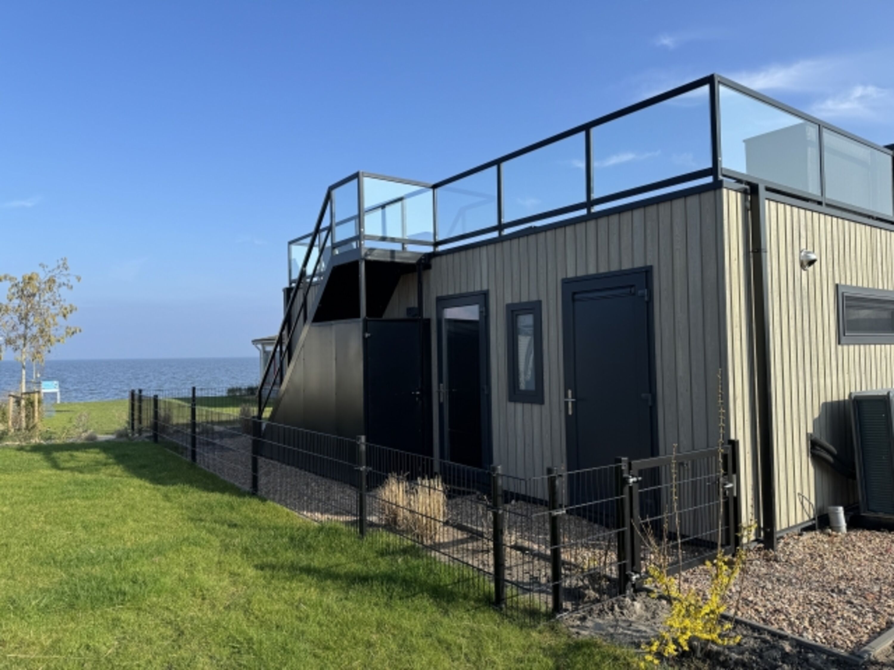 Cube Elite Hafenpanorama mit Zaun und Top-Meerblick