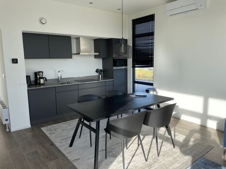 Wohn-Essbereich mit voll ausgestatteter Küche