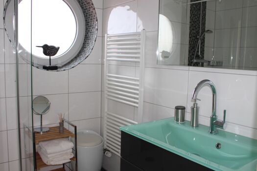 eines der beiden Duschbäder