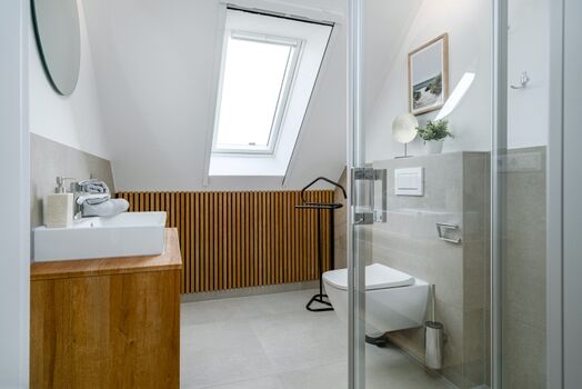 Tageslichtbad mit ebenerdiger Dusche