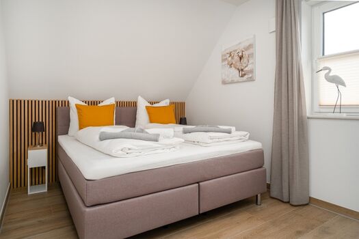Schlafzimmer mit bequemem Boxspringbett