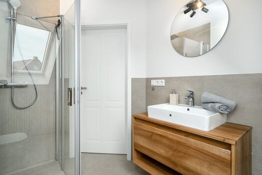 Tageslichtbad mit ebenerdiger Dusche