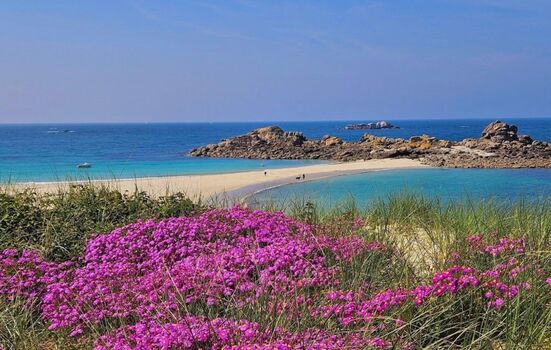 Strande (hier ist es im April/Juni mit den rosa Blüten)