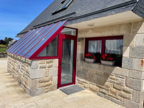 Der Eingang zum Haus mit seinem Glasdach