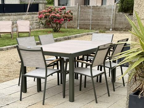 Sehr schöne Gartenlounge, ideal für ein Barbecue (auch mit Sonnenschirm).