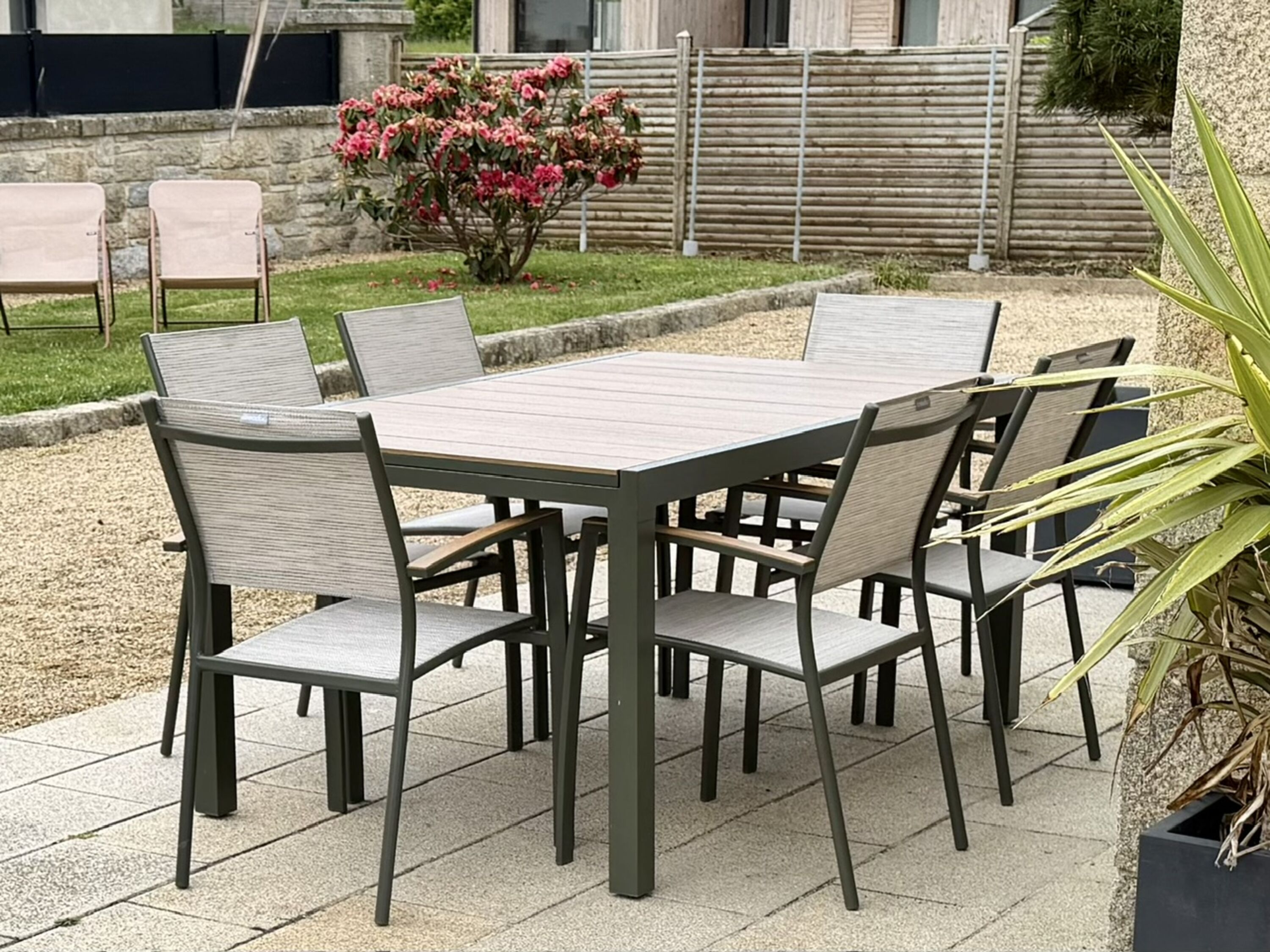 Sehr schöne Gartenlounge, ideal für ein Barbecue (auch mit Sonnenschirm).