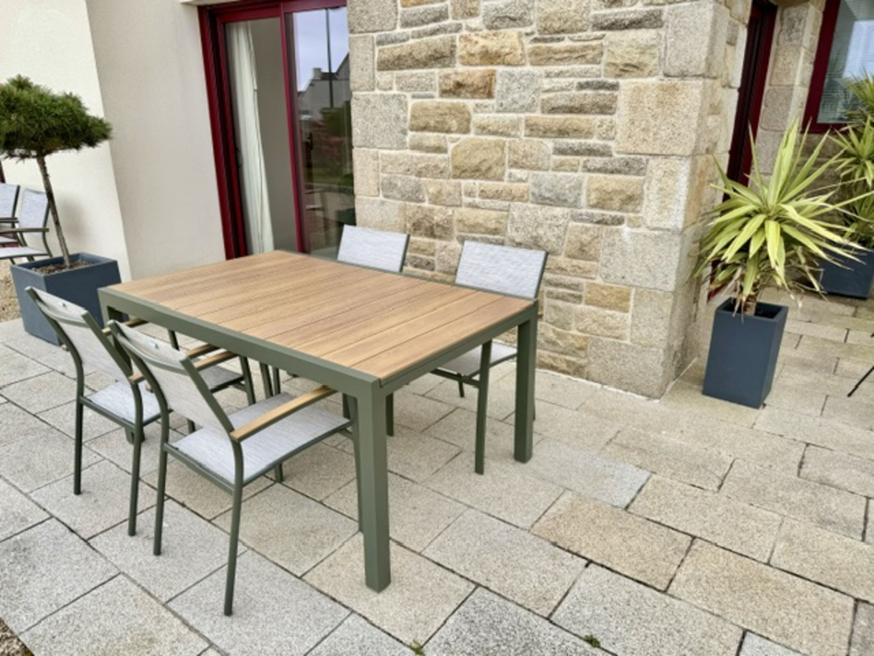 Sehr schöne Gartenlounge, ideal für ein Barbecue (auch mit Sonnenschirm).