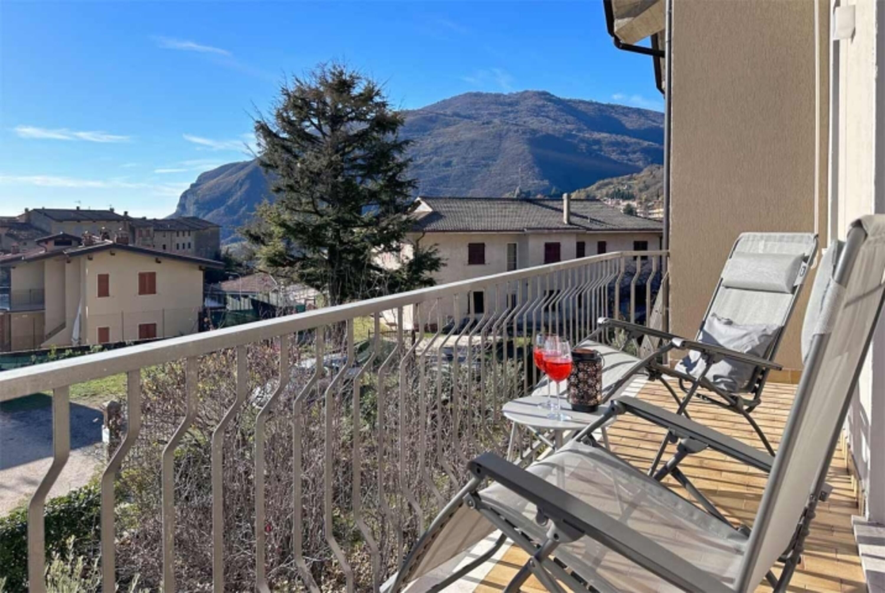 Südbalkon mit Relaxliegen