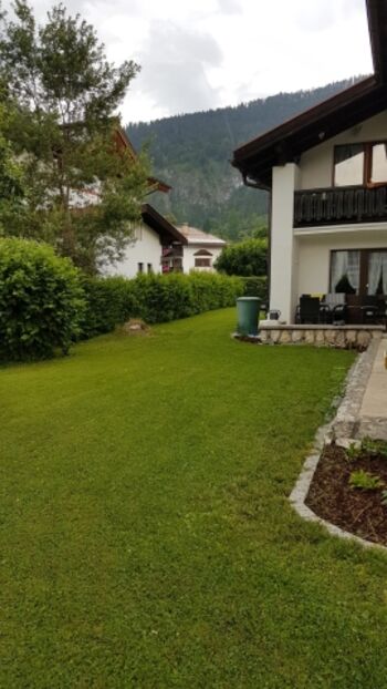 Garten -Lofer mit Blick Richtung überdachter Terrasse 