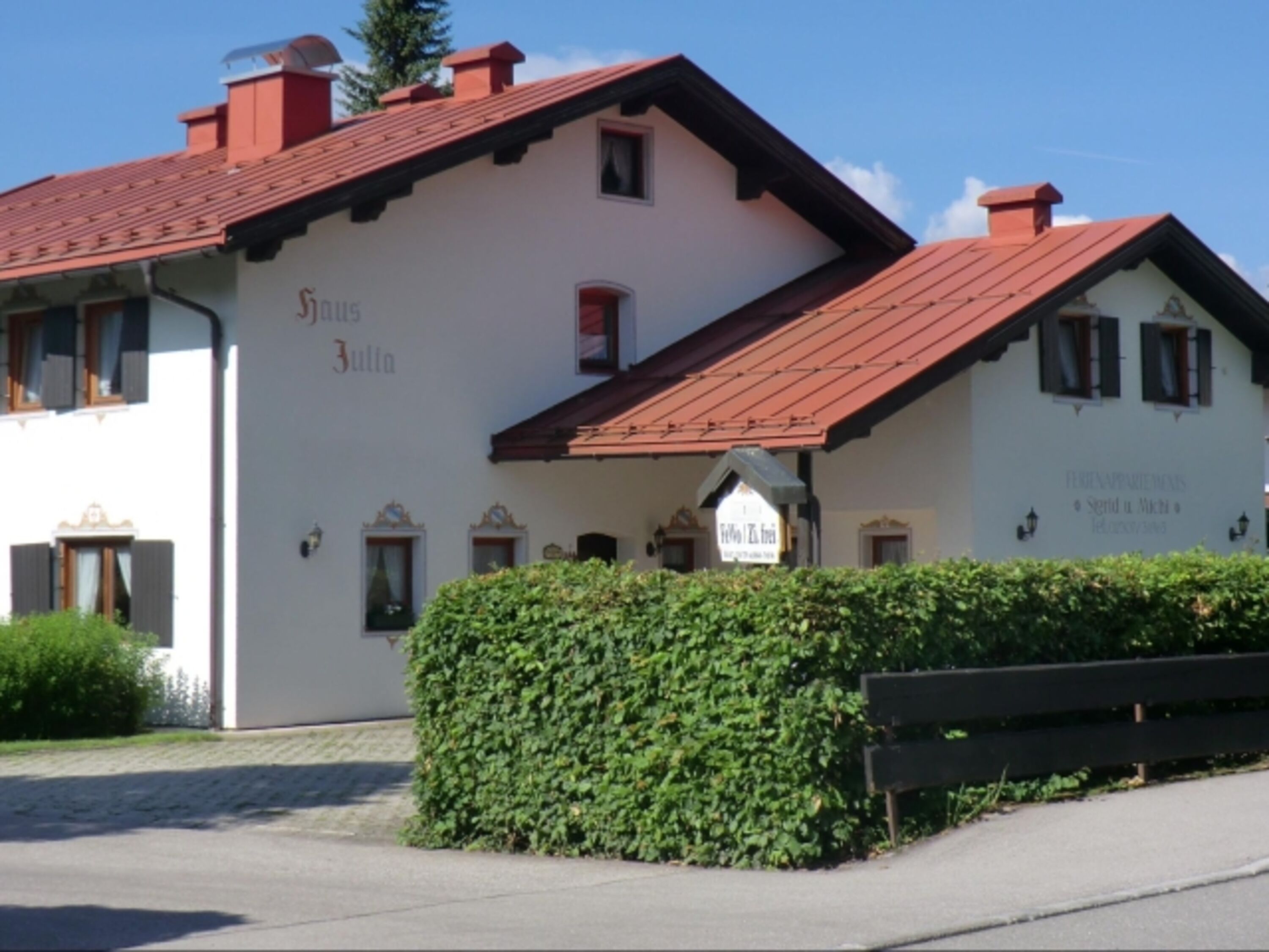 Haus Julia von der Strasse aus gesehen 