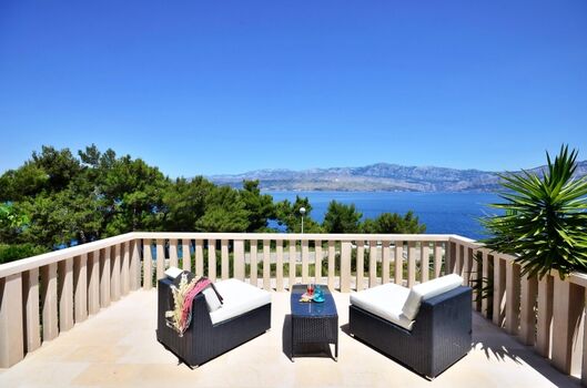 Terrasse mit Terrassenmöbeln