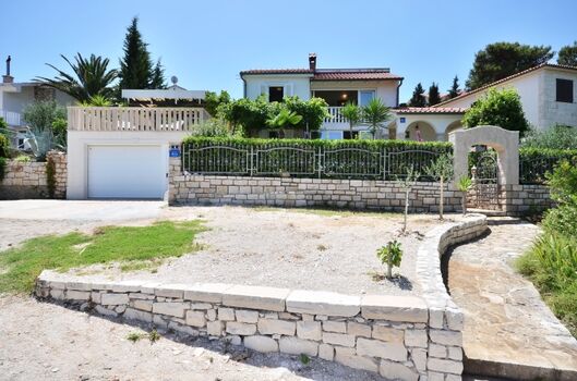 Parkplatz vor dem Grundstück 