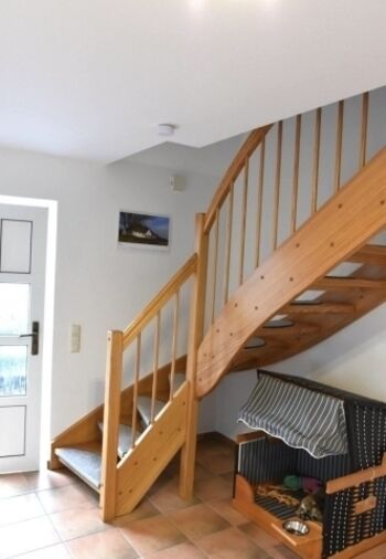 Treppenhaus mit Strandkorb für die Hunde