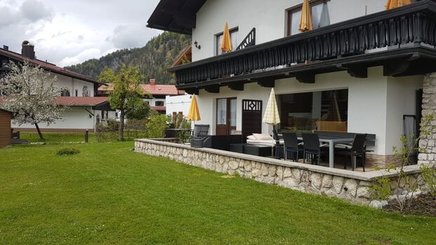 Blick auf die Terrasse ( gelber Sonnenschirm )