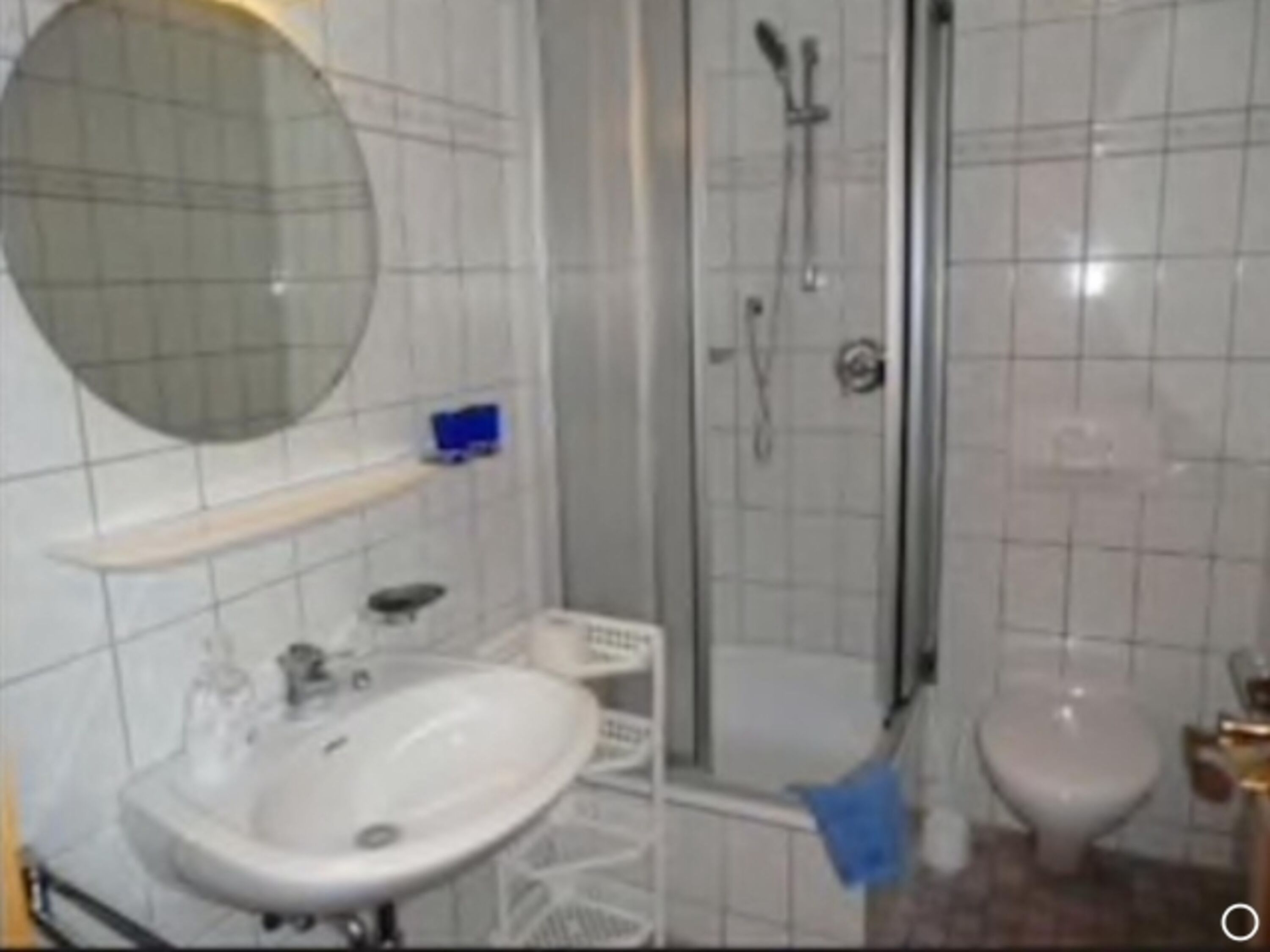 Bad mit Dusche 