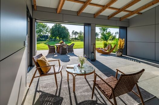 Ausblick in die Ferne aus dem überdachten und windgeschützten Terrassenbereich