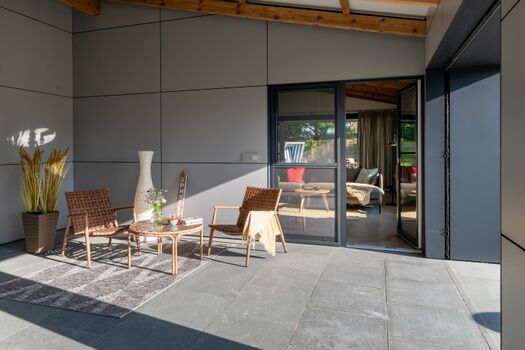 Überdachter und windheschützter Außenbereich 